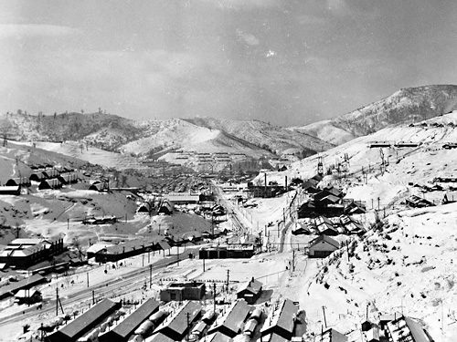 昭和30年代の上歌の町並み。炭鉱住宅が山の斜面に並ぶ
