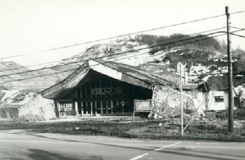 1984年当時の廃墟のロマン座。屋根が落ち、壁が崩れている