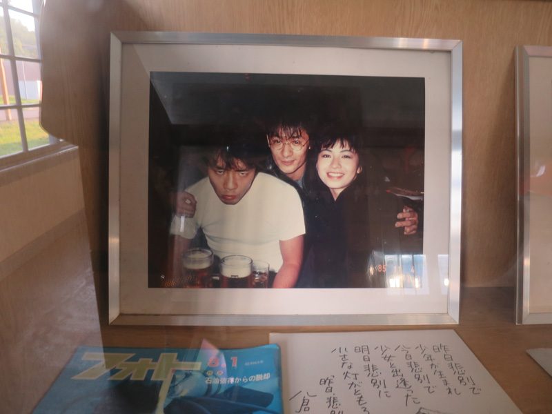 駅舎内に飾られたロケ当時の写真